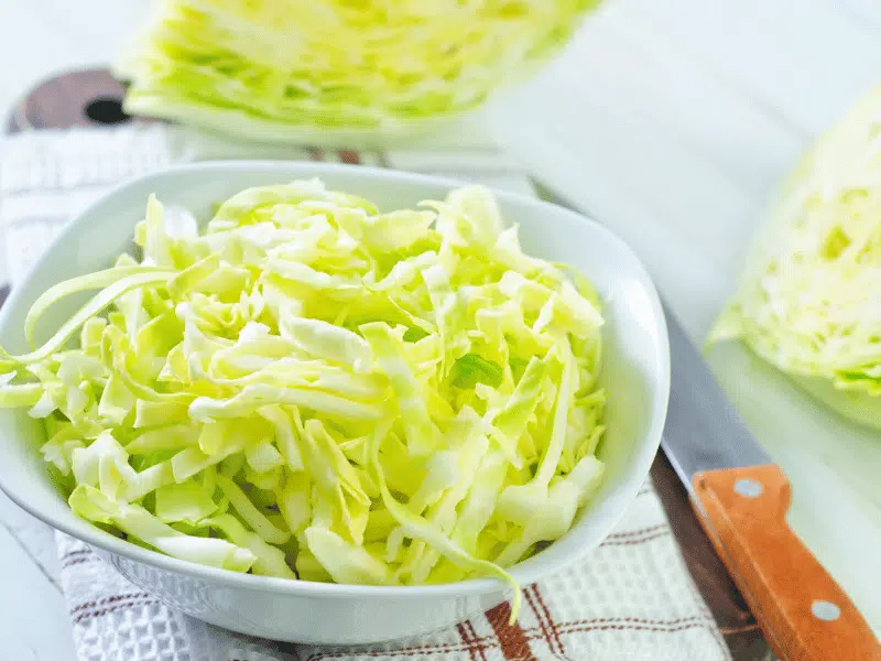 מתכון לסלט כרוב לבן כמו של הפלאפליות